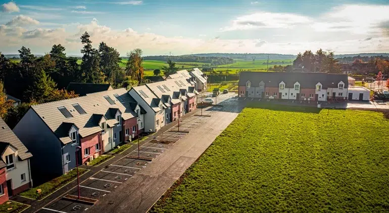 Vue aérienne de la résidence de 31 logements individuels à Saveuse, pilotée en maîtrise d’œuvre et OPC par Nodelya pour Novalys et Clésence
