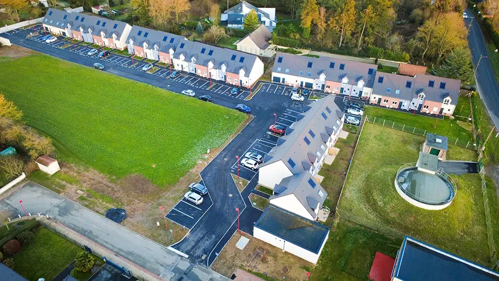 Vue générale du chantier à Saveuse, illustrant la conduite d’opération immobilière assurée par Nodelya en MOEX et OPC