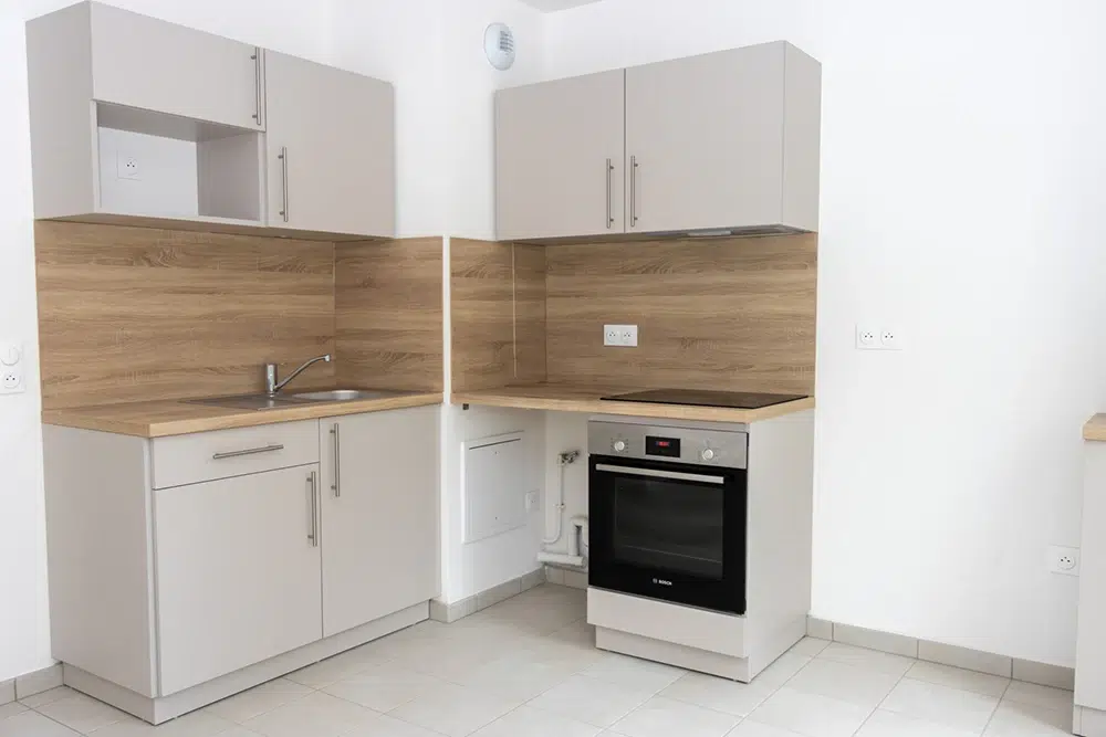 Cuisine équipée d’un des logements individuels réalisés à Saveuse sous la conduite d’opération de Nodelya