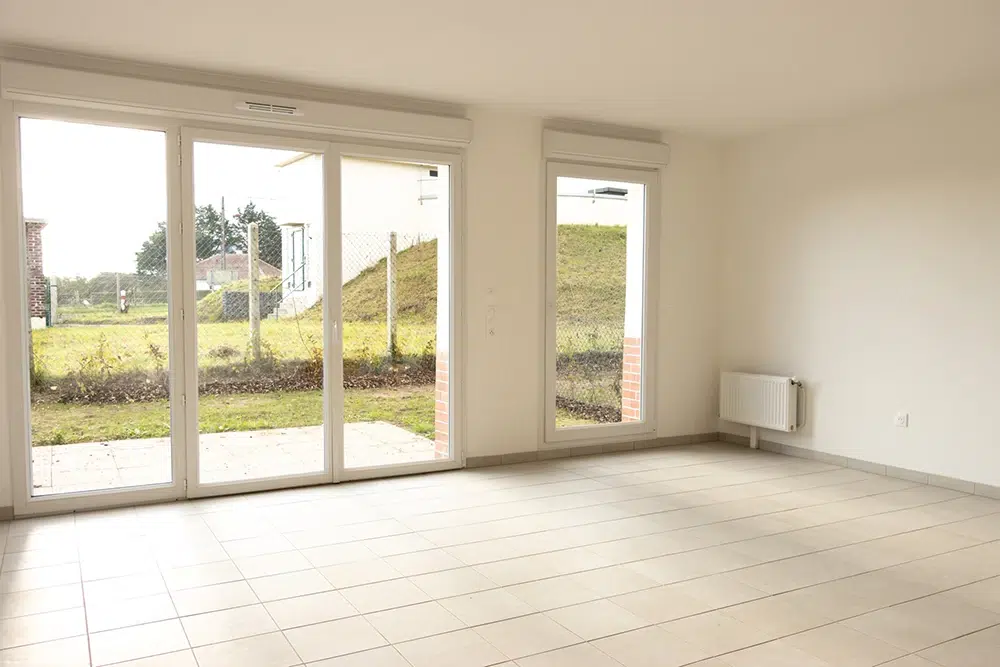 Séjour lumineux d’une maison individuelle construite à Saveuse pour le bailleur social Clésence