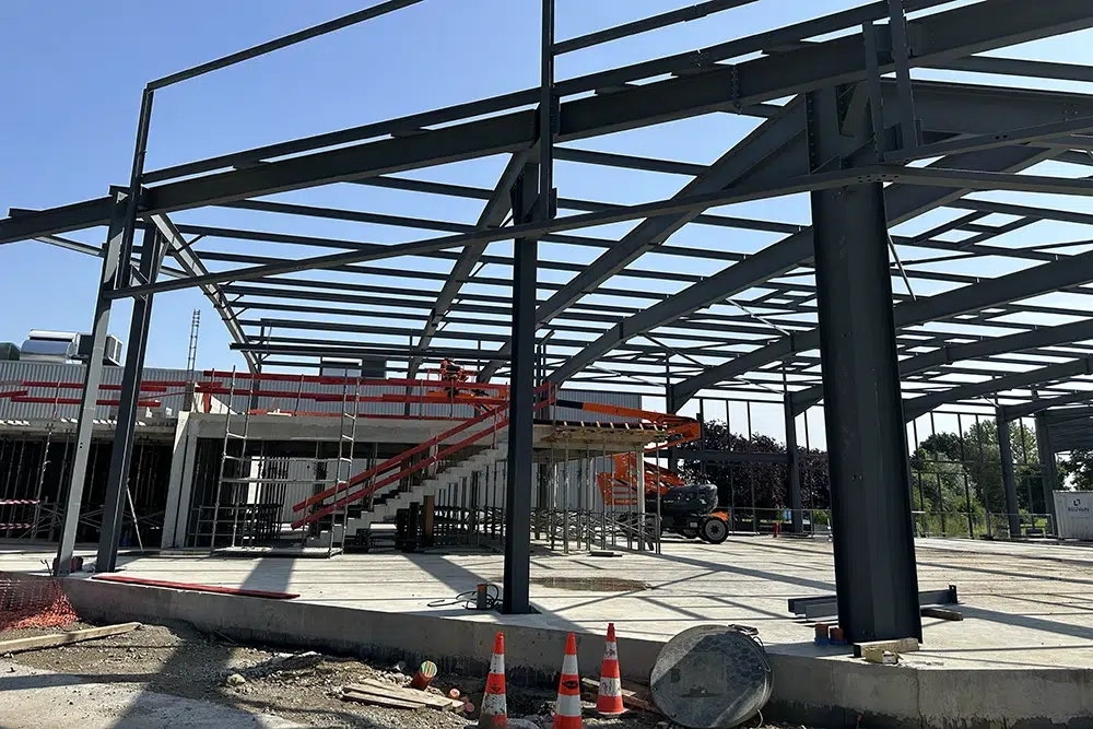 Montage de la charpente métallique du showroom de Massez Ferguson dans les Hauts-de-France