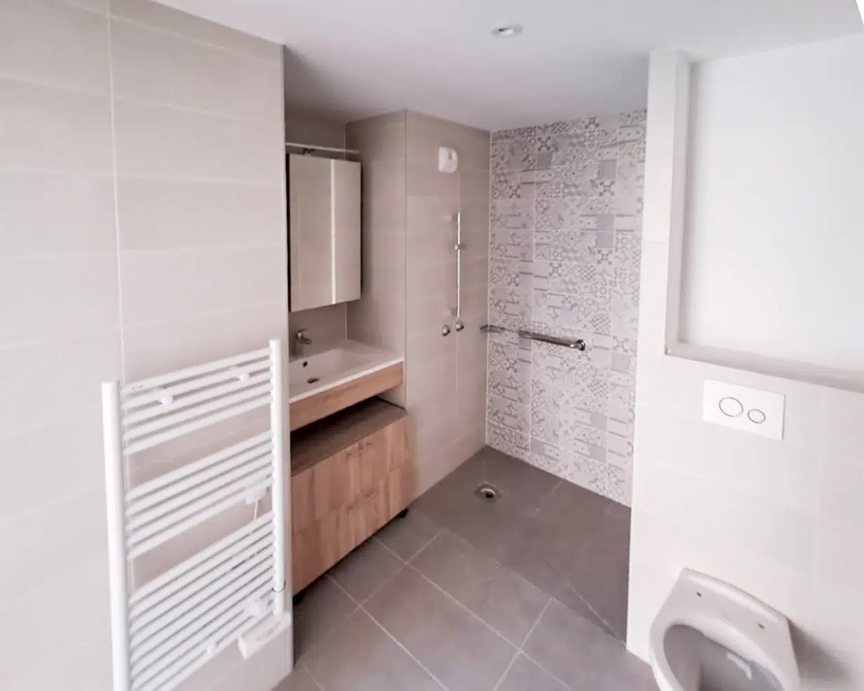 Salle de bain de la résidence sénior à Saint-Nom-la-Bretèche