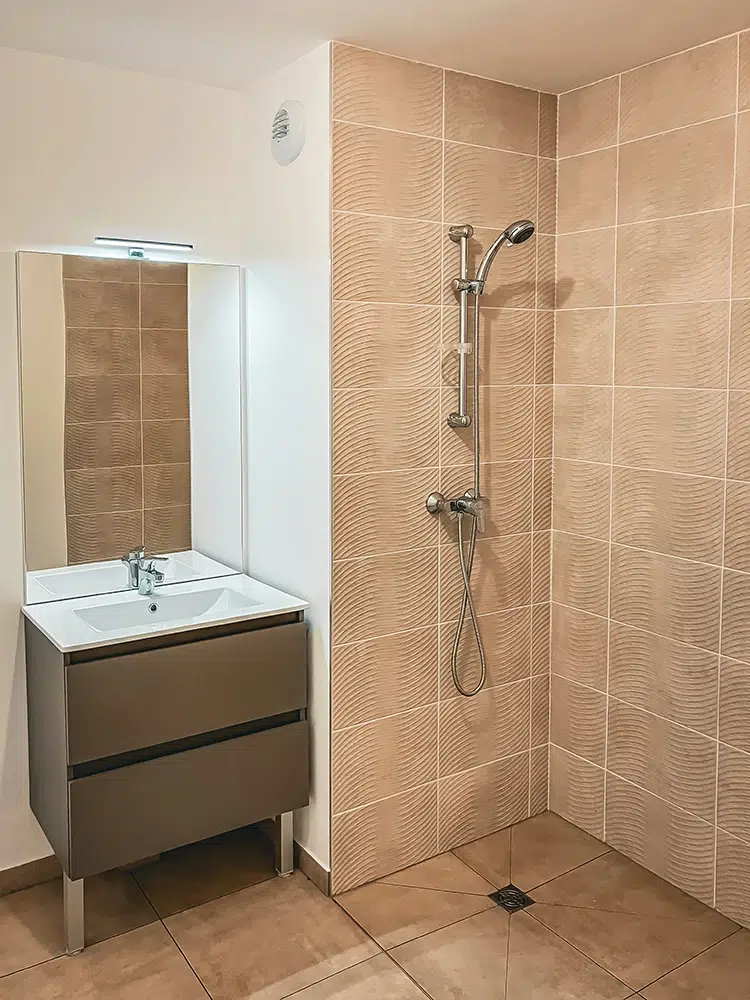 Salle de bain aménagée dans la Résidence Balzac à Chambly