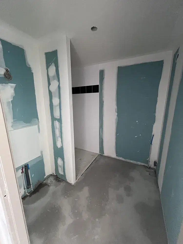 Salle de bain en cours d'aménagement - Cloisons sèches et préparation plomberie - Maison relais Vauréal