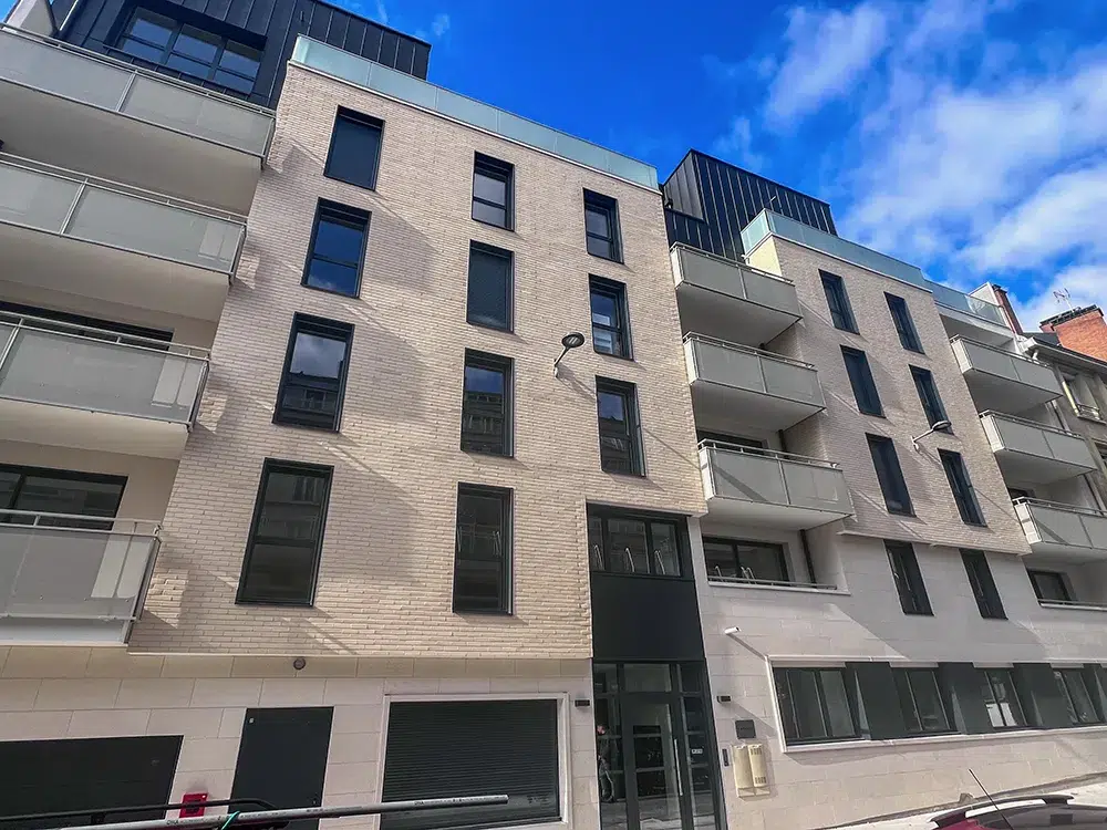 Façade livrée, vue sur la cathédrale