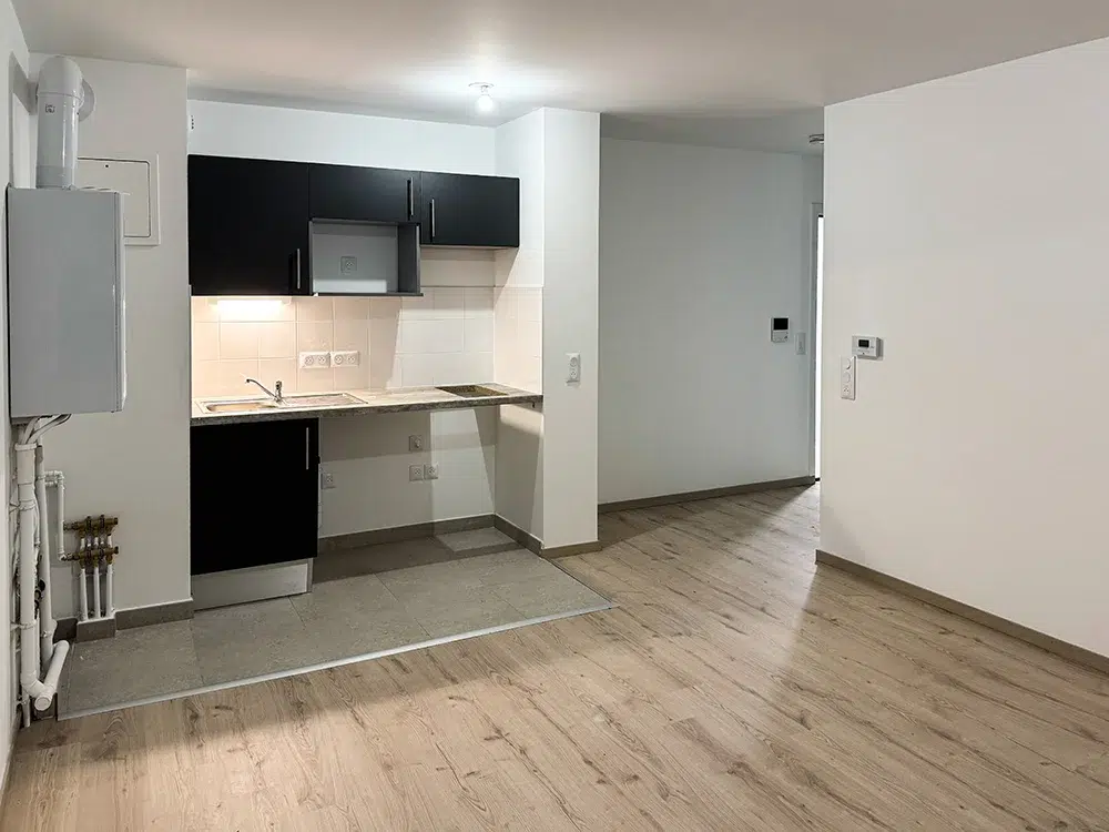 Cuisine aménagée d’un logement du programme ESTACADE à Compiègne lors de la phase de prélivraison