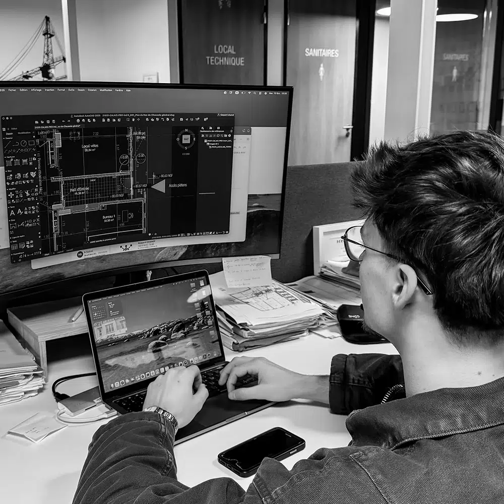 Gaspard Chanot travaille un plan sur Autocad