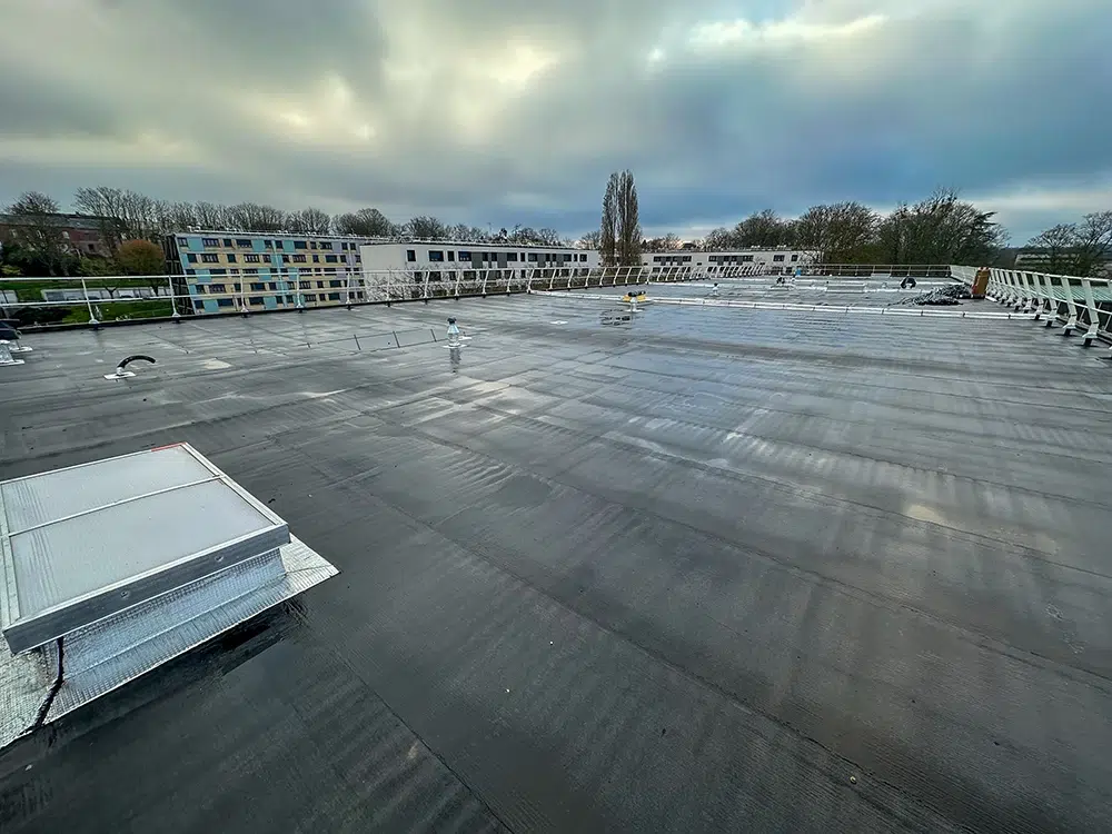 étanchéité des terrasses sur le toit de l'école à Beauvais