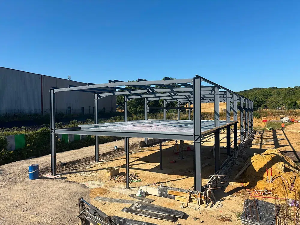 Montage de la charpente métallique du futur bâtiment industriel de la SCI TALAKLI à Chambly.