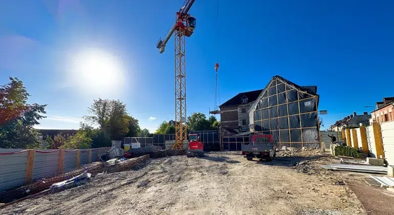Démarrage du chantier avec installation des pieux de fondation