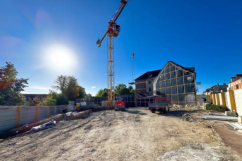 Démarrage du chantier avec installation des pieux de fondation